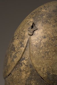 Helm mit phallischem Applikat, chalkidisch, 5.-4. Jahrhundert v. Chr. (Detail)