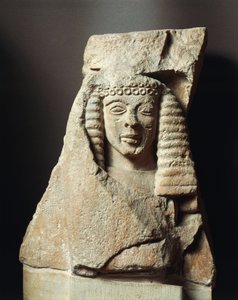 Metopenfragment mit weiblicher Figur, aus Mykene, Griechenland, 7. Jahrhundert v. Chr. (Kalkstein)
