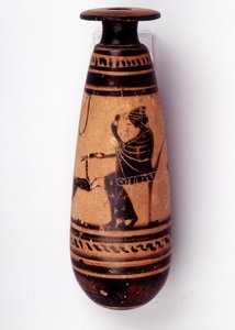 Malerei auf Vase: Alabaster zur Aufbewahrung von Parfüm: Eine Seite zeigt eine Frau, die mit einem Reh spielt und eine Blume hält. Ihr Korb zur Aufbewahrung der Wolle ist hinter ihr. 500 v. Chr. BNF, Medaillenamt von Greek