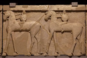 Poros-Stein Fries, der eine Prozession von Reitern darstellt. 7. Jahrhundert v. Chr. von Greek