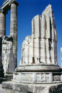 Basis einer Säule im Tempel des Apollo, ca. 300 v. Chr.