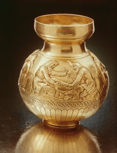 Flasche mit Ringbasis, die Skythen bei verschiedenen Aktivitäten darstellt