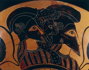 Detail einer griechischen schwarzfigurigen Vase, die drei Krieger mit Helmen darstellt