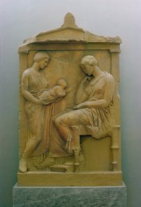 Grabstele mit Darstellung einer Magd, die einem sitzenden Frau ein Baby reicht
