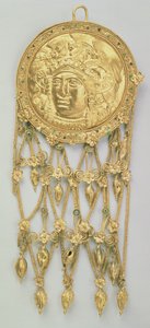 Anhänger mit dem Kopf der Athena Parthenos (Gold und Emaille) von Greek School