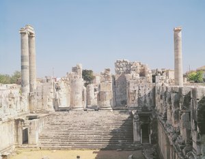 Die große Treppe des Tempels von Apollo, um 336 v. Chr. von Greek School