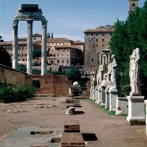 Römisches Forum: Statuen der Vestalinnen. Haus der Vestalinnen (Casa delle Vestali oder Atrium Vestae). Links der griechische Tempel der Dioskuren (oder Tempel von Kastor und Pollux) (5. Jahrhundert v. Chr.). Rom