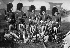 Ein Lagerwächter der Seaforth Highlanders bei den Manövern im New Forest, Hampshire von Gregory and Co