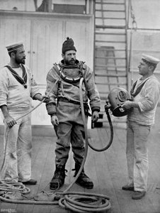 Ein Taucher vom Schlachtschiff HMS Camperdown in seinem Tauchanzug, 1896 von Gregory and Co