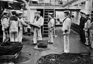 Beim Drill mit einer 6-Zoll-Schnellfeuerkanone an Bord des Schlachtschiffs HMS Resolution, 1896