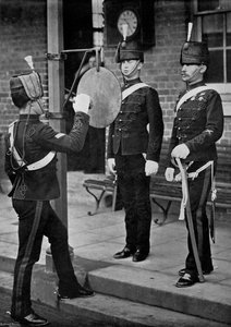 Das Schlagen des Gongs am Haupttor der Kavalleriekaserne von Aldershot, Hampshire