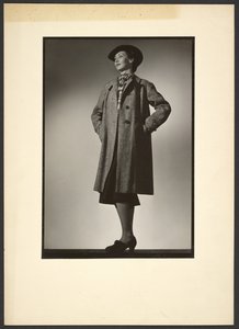 [Frau, die einen Mantel modelliert] von Günther Krampf