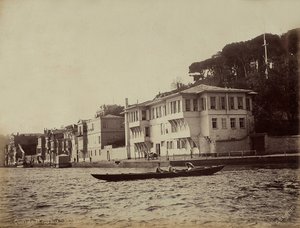 Gebäude entlang der Bucht von Tarabya, am Marmarameer, Türkei von Guillaume Berggren