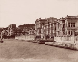 Dolmabahçe-Palast und Deutsche Botschaft von Guillaume Berggren
