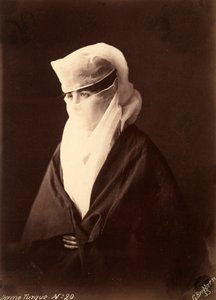 Türkische Frau mit einem Tschador bedecktem Gesicht