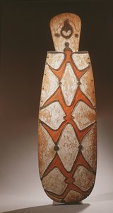 Ovaler Asmat-Schild, geschnitzt mit stilisierten Figuren, eine Maske oben von Guinean New