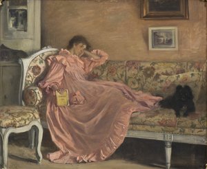 Carola sitzt auf dem Sofa