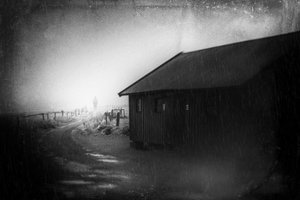 Einsame Figur im Winternebel