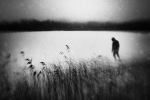 Einsamer Spaziergang am Wasser