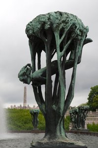 Mädchen in einem Baum, Skulptur im Frogner Park, Oslo, Norwegen