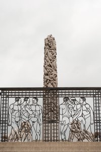 Schmiedeeiserne Tore „Nackte Männer“ und der „Monolith der Menschen“ aus Granit im Frognerpark, Oslo, Norwegen (Foto) von Gustav Vigeland