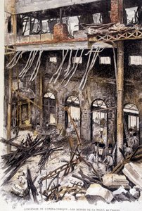 Feuerwehrleute arbeiten in den Ruinen des Opernhauses von Paris nach dem Brand, von Fraipont