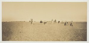 Ohne Titel [Besucher beobachten militärische Manöver], 1857 von Gustave Le Gray
