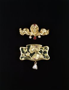 Eine Jugendstil-Brosche von Gustave-Roger Sandoz und eine Jugendstil-Brosche aus Metall mit plique a jour und einem Perlenanhänger, goldfarbene Brosche und Edelsteine, ca. 1900