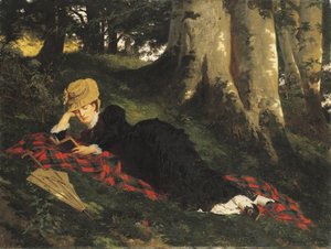 Frau liest im Wald