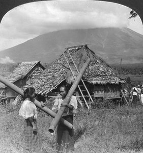 Einheimische Mädchen mit ihren Wassergefäßen aus Bambusschäften, Philippinen, 1907