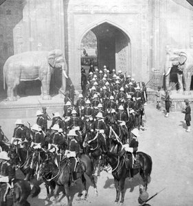 Eine Prozession zieht durch das Delhi-Tor, Lahore, Pakistan von H. D. Girdwood