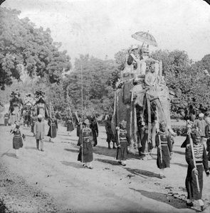 Lord und Lady Harding reiten auf einem Elefanten, Indien, 1913