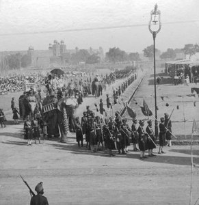 Maharadschas umrunden Jumma Muisjid, Delhi, Indien, 1913 von H. D. Girdwood