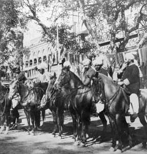 Punjabi-Reiter vor dem Bahnhof in Delhi, Indien, 1900er Jahre von H. Hands and Son