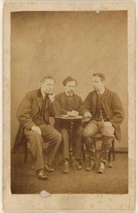 [Drei nicht identifizierte Männer, sitzend] von H. Tollerton