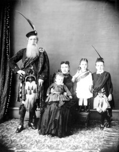 Entweder Donald und Harriet Mackay und Familie oder Charles Ross mit seiner Frau Catherine Toma und Kindern, ca. 1885 von Hannah Maynard