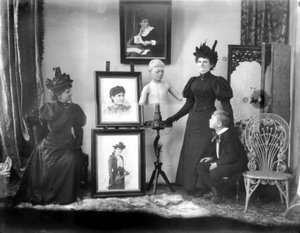 Hannah Maynard und Enkel Maynard MacDonald, er ist auch die Statue, um 1895 (sw Foto)
