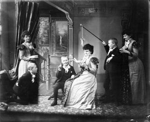 Hannah Maynard und ihr Enkel Maynard McDonald in mehreren Posen in einem Kompositfoto, ca. 1895