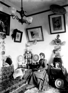 Hannah Maynard zu Hause, ca. 1890