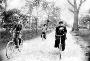 Maynard MacDonald und seine Großmutter Hannah Maynard beim Radfahren im Beacon Hill Park, Victoria, ca. 1895