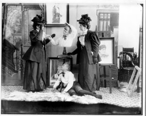 Mehrfachbelichtung von Hannah Hatherly Maynard und ihrem Enkel Maynard McDonald, ca. 1893
