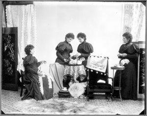 Mehrfachbelichtung von Hannah Maynard - zwei beim Tee, eine hält ein Baumwollknäuel, eine wickelt es auf, um 1895 (sw Foto)