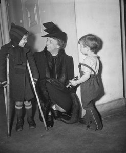 First Lady Eleanor Roosevelt besucht Kinderkrankenhaus, Washington DC, USA, Januar 1939 von Harris & Ewing