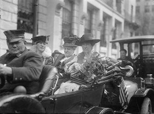 Jeanette Rankin kommt zur Vereidigung in den Kongress