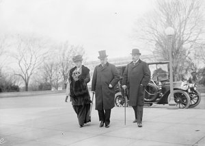 John Pierpont Morgan mit seinem Sohn und seiner Tochter bei der Untersuchung des Geldtrusts von Harris & Ewing