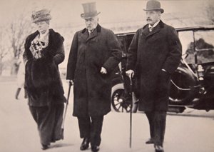 John Pierpont Morgan mit seinem Sohn und seiner Tochter bei der Money Trust Investigation von Harris & Ewing