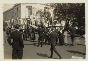 Polizei beschlagnahmt die Banner der Suffragetten, bevor sie den US-Senat erreichen von Harris & Ewing