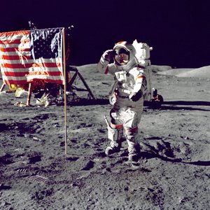 Cernan springt und salutiert der Flagge, 1972 von Harrison Schmitt