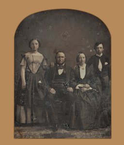 Gruppenporträt einer unbekannten Familie von Harrison and Hill