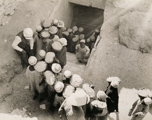 Schließen des Grabes von Tutanchamun, Tal der Könige, Februar 1923 von Harry Burton